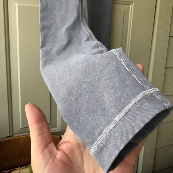 Lululemon Wunder Under High-Rise Tight *Snow Washed 28"
Washed Luna Size 4 - Picture 6 of 14
